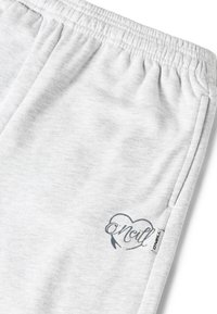 Lichtgrijze sweatpants met elastische tailleband, zijzak en klein hartvormig logo met de tekst "O'Neill" vlakbij de zak.