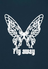 Maglietta grafica con un design stilizzato di una farfalla bianca con dettagli simili a fiamme e il testo "vola via" sotto, su uno sfondo blu scuro.