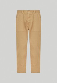 Pantalones de algodón beige con corte recto, cierre de botón en la parte delantera y dos grandes bolsillos laterales; textura suave y sin patrones.