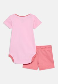 Ροζ ανοιχτό ροζ βρεφικό κορμάκι με κοντά μανίκια και πιο σκούρο ροζ περιθώριο, συνδυασμένο με σορτς με ελαστική μέση σε λευκό φόντο.