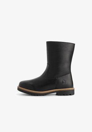 Zwarte leren enkellaars met een gladde textuur, ronde neus, bijpassende zijpaneel en een tan kleurige zool. Bevat een logo nabij de hak.