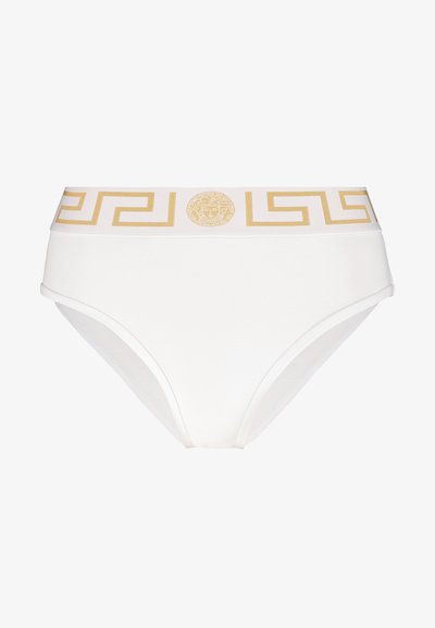 Calcinha alta branca com uma faixa decorativa dourada com um padrão de chave grega e um acento central em logotipo dourado. Textura suave.
