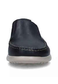 Scarpa di pelle blu con design alla mocassino, dettagli cuciti e suola trasparente, che mette in mostra una superficie liscia e lucida.