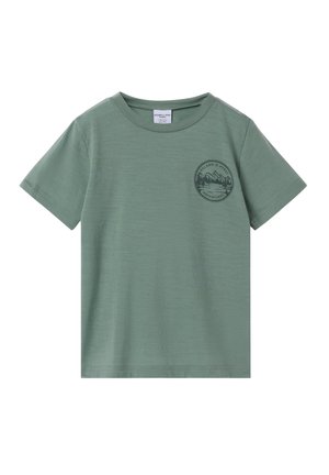 Grøn kortærmet t-shirt med rund hals og lille cirkulært bjerge- og træ-grafik på venstre bryst med teksten "Polarn O. Pyret Adventures."