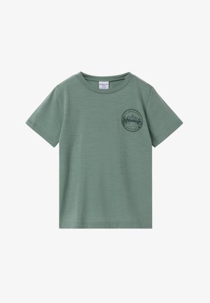 Grøn kortærmet t-shirt med rund hals og lille cirkulært bjerge- og træ-grafik på venstre bryst med teksten "Polarn O. Pyret Adventures."
