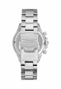 Edelstahl-Armbanduhr mit einem gliederförmigen Armband, das eine polierte Oberfläche, ein graviertes Logo und Chronographen-Details auf dem Gehäuseboden zeigt.