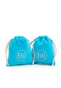 Dos bolsas de cordón turquesa hechas de tela suave, que presentan logotipos circulares blancos con el texto "Elli" y "by Julie & Grace".