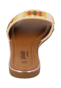 Sandalo a fascia aperta con parte superiore intrecciata multicolore in giallo, arancione e verde. Sottopiede sintetico marrone con un leggero tacco e dettaglio del logo.