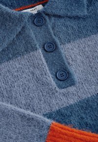 Wollen polo shirt in een mix met blauwe, grijze en oranje horizontale strepen. Heeft een knoopsluiting en een gestructureerde afwerking. Merktag zichtbaar.