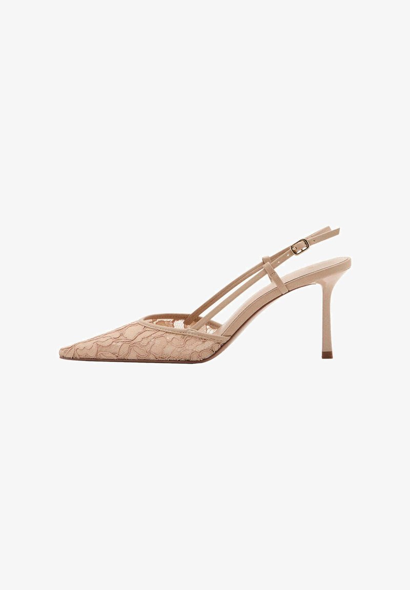 Chaussure à talon haut beige à bout pointu, bride arrière, motif en dentelle florale et bride de cheville réglable avec boucle dorée.