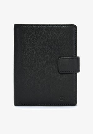 Czarny skórzany portfel z teksturowaną powierzchnią, w formie bi-fold oraz z zatrzaskiem. Na dole po prawej stronie znajduje się wytłoczone logo marki.