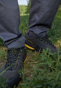 Pasirinkta, carbon/yellow