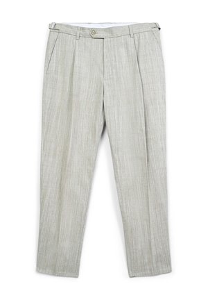 Pantalons de costume plissés gris clair avec des sangles d'ajustement latérales, fermeture par bouton à l'avant et poches latérales, présentés à plat sur un fond blanc.