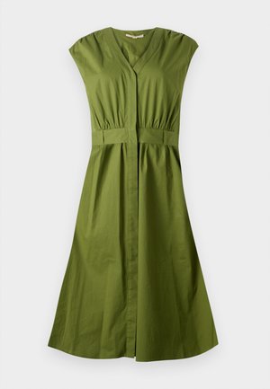 Zaļa kokvilnas kleita ar V veida kakla izgriezumu, īsām piedurknēm, elastīgu jostasvietu un izplestu svārku. Gluda tekstūra, līdz ceļiem, bez rakstiem.