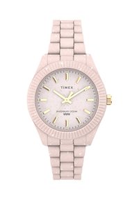 Die Timex Waterbury Ocean Uhr verfügt über ein rundes Gehäuse und Armband aus rosa gesprenkeltem Harz, goldfarbene Stundenmarkierungen und eine strukturierte Lünette.