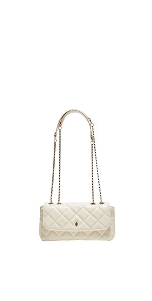 Petit sac à main rectangulaire crème matelassé avec des anses en chaîne dorée et une fermeture à rabat avec un petit emblème doré au centre.