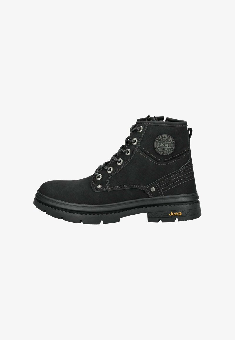 Botín negro de tobillo hecho de material sintético con un acabado texturizado, que presenta ojales plateados, un parche con el logo y una suela de goma gruesa.