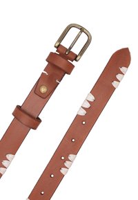 Brauner Ledergürtel mit einer Messingschnalle, weißer Naht und mehreren Löchern zur Verstellung. Glatte Oberfläche und gerades Design.