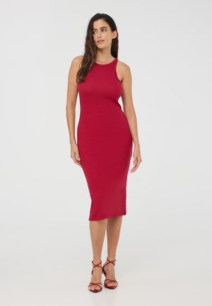 Abito midi rosso aderente con un design senza maniche, realizzato in tessuto liscio. Caratterizzato da una forma bodycon e uno stile minimalista.
