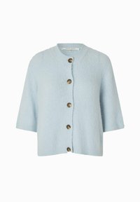 Cardigan tricotat de culoare albastru deschis, cu guler rotund, mâneci scurte și șase nasturi maro pe față. Textură moale și design casual.
