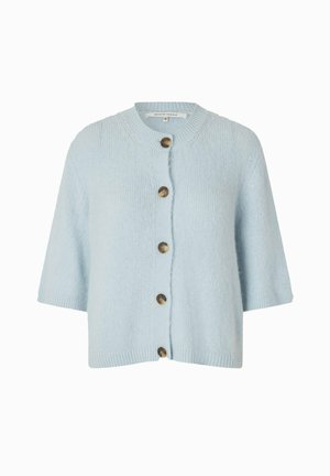 Lyseblå strikket cardigan med rund halsutringning, korte ermer, og seks brune knapper foran. Myk tekstur og uformelt design.