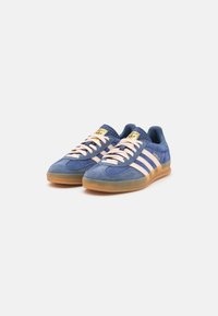 adidas Originals GAZELLE INDOOR UNISEX - Tossud - dark blue/bliss orange/preloved ink