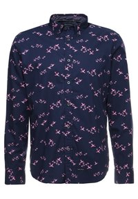 Marineblaue Hemdjacke mit rosa Vogelmuster, Umlegekragen, langen Ärmeln und einer dezenten Stofftextur. Mit kleinem schwarzem Logoetikett.