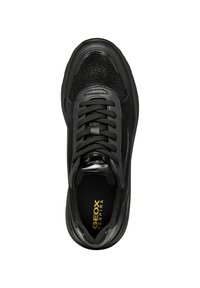 Czarne sneakersy z teksturowanej skóry i zamszu, okrągły nosek, płaskie czarne sznurówki i złote logo "GEOX RESPIRA" na wkładce.