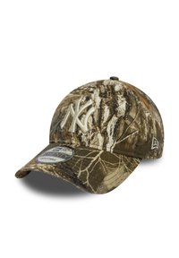 Gorra de camuflaje con visera curva, logotipo bordado en blanco y tela texturizada con patrones en marrón, verde y gris.