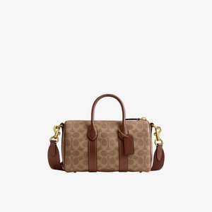 Bruine monogram canvas handtas met leren handgrepen, afneembare schouderriem en gouden metalen gespen.