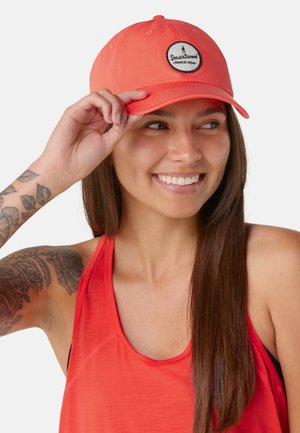 Koraalrode baseballpet met een ronde Smartwool-patch, voorzien van geborduurde tekst. Het materiaal is lichtgewicht; zes-panelenconstructie met ventilatiegaten.