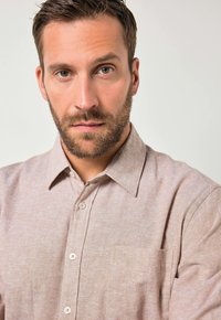 Hellbraunes Kurzarmhemd mit Knopfleiste aus strukturiertem Stoff, ausgestattet mit einer linken Brusttasche und einem klassischen Kragen.