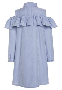 Pasiasta koszula z marszczonym dekoltem typu off-the-shoulder, wykonana z bawełny, w kolorze niebieskim i białym. Długie rękawy z zapięciem na guziki.