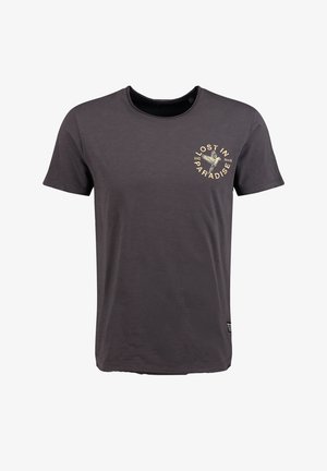 Schwarzes T-Shirt mit Rundhalsausschnitt und kurzen Ärmeln, mit beigem Text und Grafik auf der Brust, die "Lost in Paradise" und eine Vogelillustration zeigt.