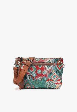 Klein crossbody tasje met bruin verstelbaar riempje, meerkleurig geometrisch patroon en een ritssluiting aan de voorkant op een witte achtergrond.