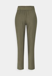 Spodnie w kolorze oliwkowej zieleni o luźnym kroju, z elastycznym pasem i zwężanymi nogawkami. Wykonane z gładkiej tkaniny o subtelnej fakturze.