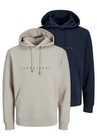Zwei Kapuzenpullover: einer beige mit einem schwarzen Logo, der andere navy mit einem orangefarbenen Logo. Beide haben Kängurutaschen und gerippte Bündchen.