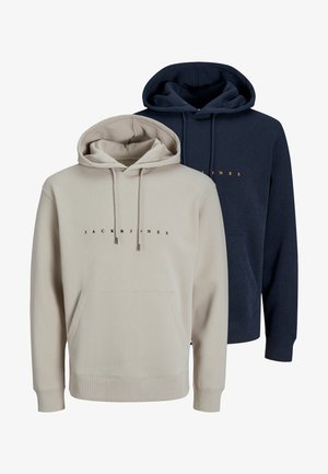 To huoddede sweatshirts: en beige med et sort logo, den anden marineblå med et orange logo. Begge har kengurulommer og ribbede cuffs.