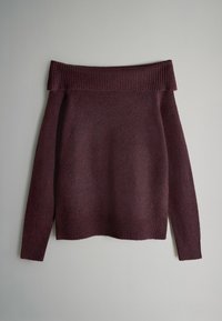 Maglione borgogna off-the-shoulder con scollatura e polsini a coste, caratterizzato da una consistenza morbida e una vestibilità rilassata.