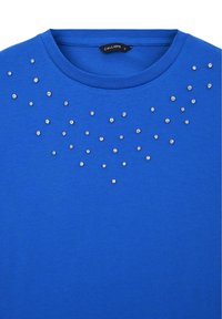 T-shirt blu con scollatura rotonda, impreziosito da cristalli sparsi sul petto in un motivo a gradiente.