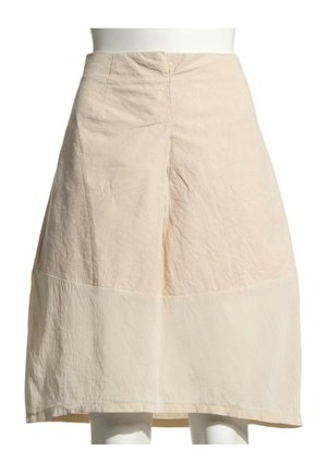 Jupe bicolore beige longueur genou avec taille ajustée et silhouette légèrement évasée présentée sur un mannequin blanc.