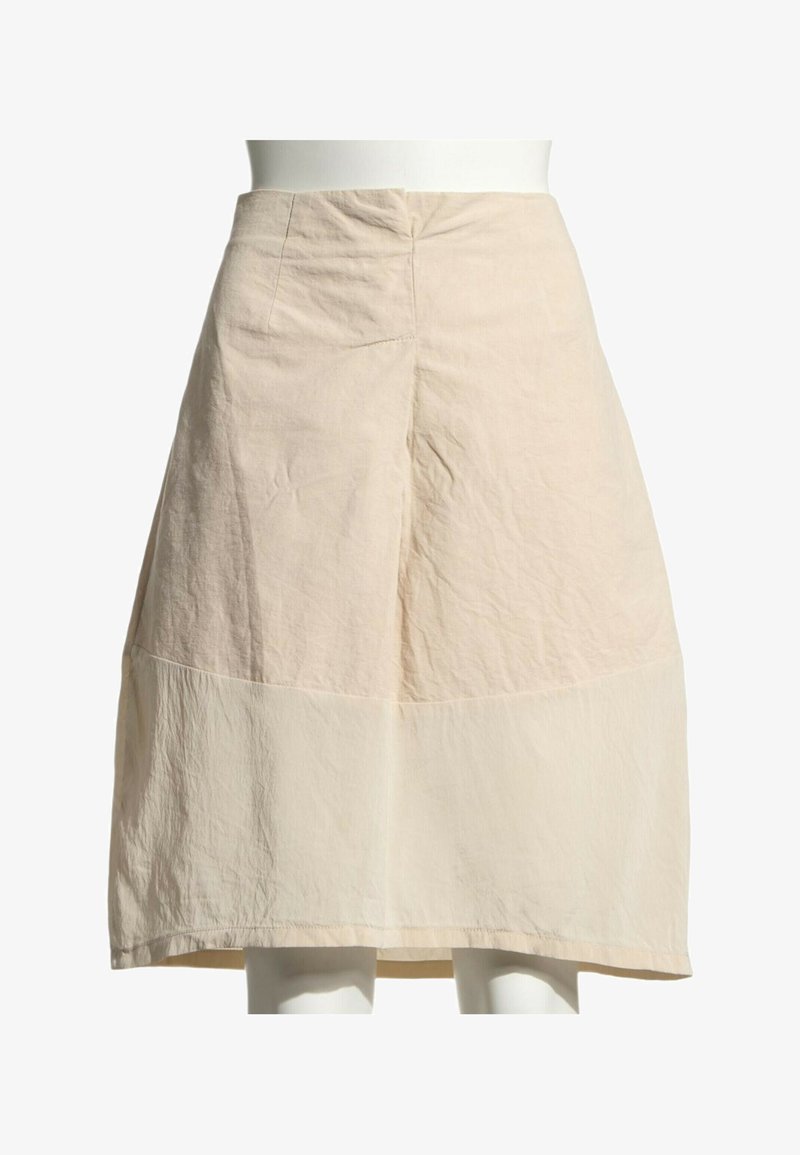 Jupe bicolore beige longueur genou avec taille ajustée et silhouette légèrement évasée présentée sur un mannequin blanc.