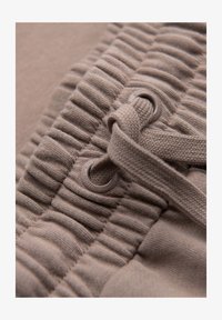 Non sélectionné, dark beige