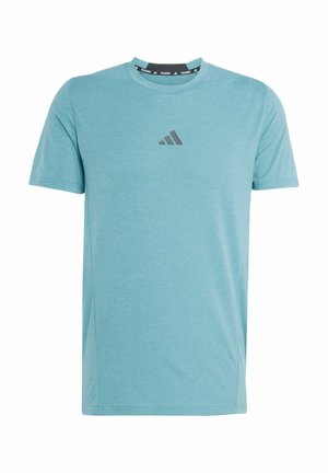 Lyseblå atletisk T-shirt lavet af glat stof, med rund halsudskæring og et mørkegrå Adidas-logo på brystet. Korte ærmer og lige snit.
