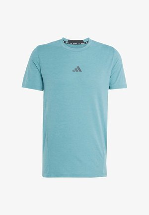 T-shirt de sport bleu clair en tissu lisse, avec un col rond et un logo Adidas gris foncé sur la poitrine. Manches courtes et coupe droite.