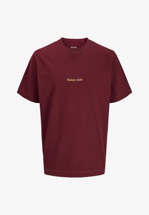 T-shirt bordeaux à manches courtes avec col rond, petit texte jaune "Originals Studio" centré sur la poitrine.