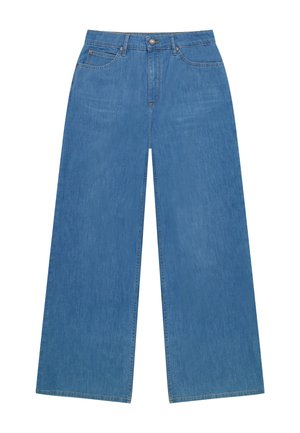 Jeans denim blu a gamba larga con chiusura frontale con bottoni e cerniera, tasche anteriori e posteriori, e passanti per cintura.