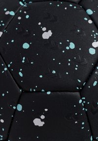 Czarna piłka do piłki nożnej o teksturowanej powierzchni z turkusowymi i szarymi wzorami w formie plam, sześciokątnymi panelami oraz wytłoczonymi wzorami strzałek.