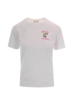 T-shirt bianca a maniche corte con un piccolo ricamo che rappresenta un sole, una sdraio, un ombrellone e la scritta "SOTTO IL SOLE DI ST. BARTH" sul petto.