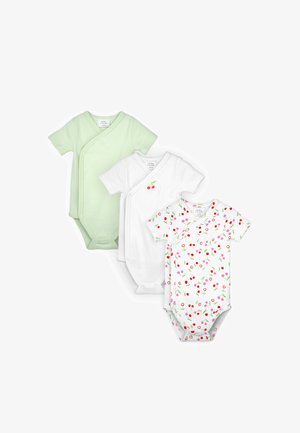Drie babyrompers met korte mouwen, één groen gestreept, één wit met kersenborduursel, en één wit met een patroon van rode en roze kersen.